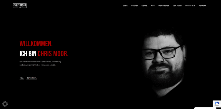 Startseite der Autorenwebsite von Chris Moor mit dunklem Hero-Bereich